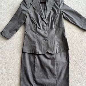 2 piece skirt suit -beautiful oyster gray - good stretch! Slight sheen. Size 2